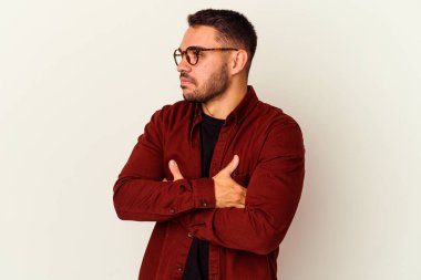 Beyaz arka planda izole edilmiş genç beyaz adam hedeflere ve amaçlara ulaşmayı hayal ediyor.