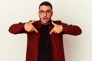 Beyaz arka planda izole edilmiş genç beyaz bir adam parmakları aşağıda, olumlu bir his var..