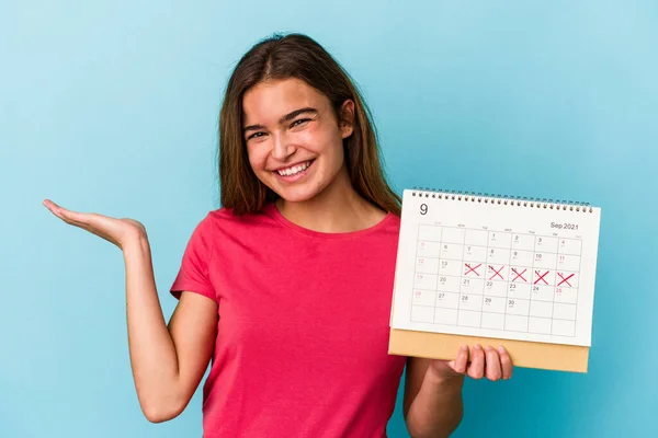 Giovane Donna Caucasica Che Tiene Calendario Isolato Sfondo Rosa Mostrando — Foto Stock