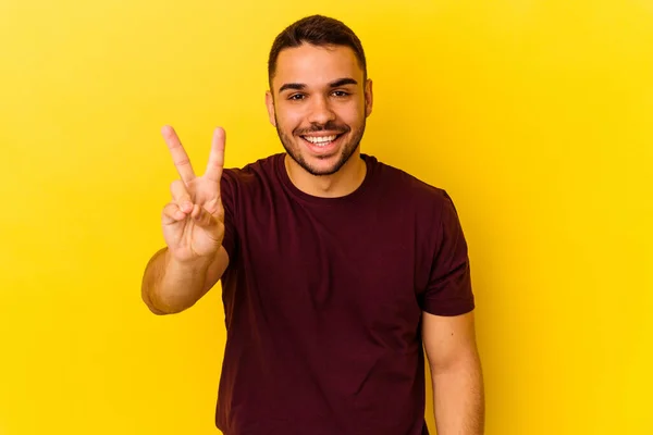 Jonge Blanke Man Geïsoleerd Gele Achtergrond Met Overwinningsteken Brede Glimlach — Stockfoto