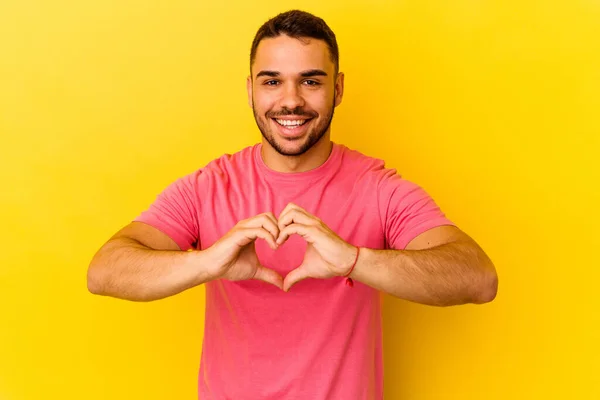 Jonge Blanke Man Geïsoleerd Gele Achtergrond Glimlachend Toont Een Hartvorm — Stockfoto