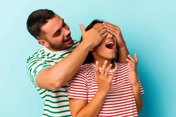 Jong Gemengd Ras Paar Geïsoleerd Blauwe Achtergrond — Stockfoto