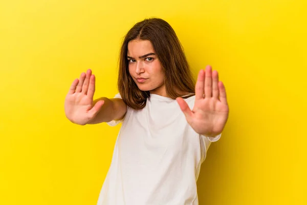 Ung Kaukasisk Kvinna Isolerad Gul Bakgrund Står Med Utsträckt Hand — Stockfoto