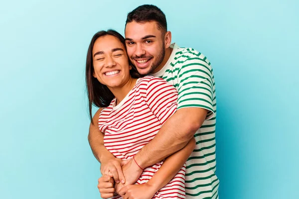 Pareja Joven Raza Mixta Aislada Sobre Fondo Azul — Foto de Stock