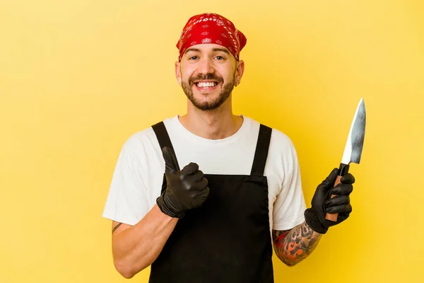 Jovem Tatuado Batcher Caucasiano Homem Segurando Uma Faca Isolada Fundo — Fotografia de Stock