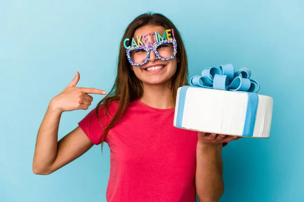 Jovem Caucasiana Segurando Bolo Isolado Fundo Azul Pessoa Apontando Mão — Fotografia de Stock