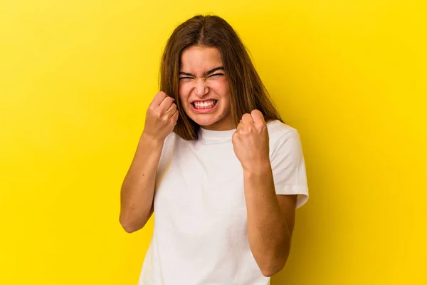 Junge Kaukasische Frau Isoliert Auf Gelbem Hintergrund Verärgert Schreien Mit — Stockfoto