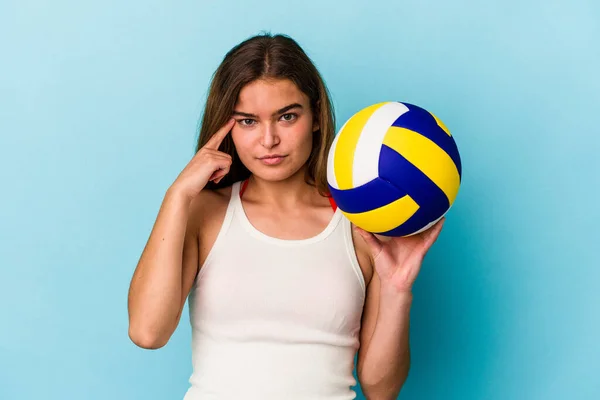 Joven Mujer Caucásica Jugando Voleibol Aislado Sobre Fondo Azul Apuntando — Foto de Stock