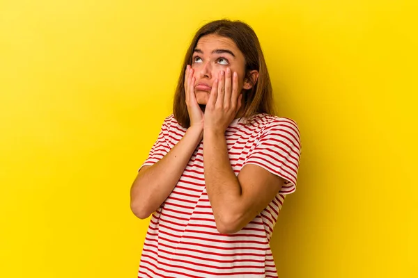 Νεαρή Καυκάσια Γυναίκα Απομονωμένη Κίτρινο Φόντο Κλαψουρίζει Και Κλαίει Απαρηγόρητα — Φωτογραφία Αρχείου