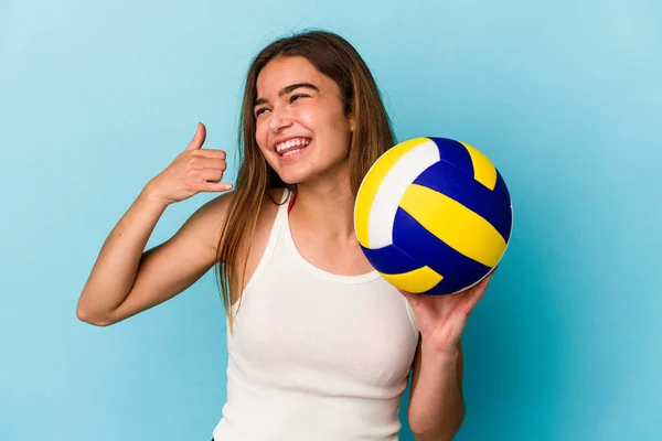 Joven Mujer Caucásica Jugando Voleibol Aislado Sobre Fondo Azul Mostrando — Foto de Stock