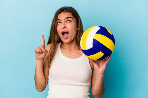 Mujer Joven Caucásica Jugando Voleibol Aislado Sobre Fondo Azul Apuntando — Foto de Stock