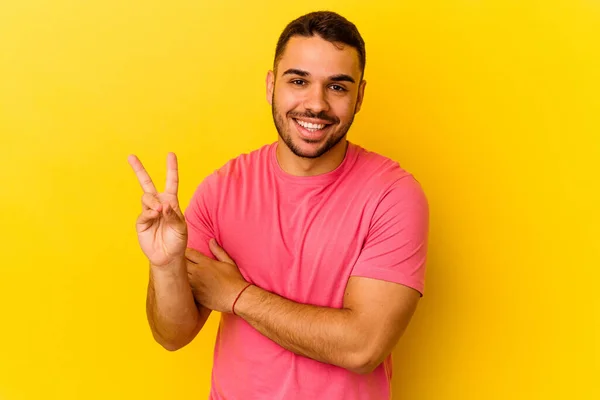 Νεαρός Καυκάσιος Άνδρας Απομονωμένος Κίτρινο Φόντο Νούμερο Δύο Δάχτυλα — Φωτογραφία Αρχείου