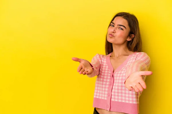 Mulher Caucasiana Jovem Isolado Fundo Amarelo Lábios Dobráveis Segurando Palmas — Fotografia de Stock