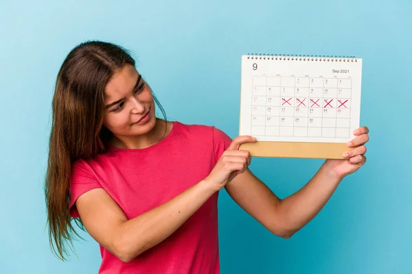 Giovane Donna Caucasica Possesso Calendario Isolato Sfondo Blu — Foto Stock