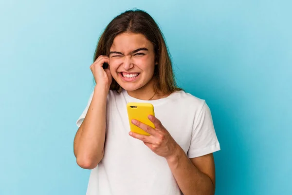 Mujer Joven Caucásica Sosteniendo Teléfono Móvil Aislado Sobre Fondo Azul — Foto de Stock