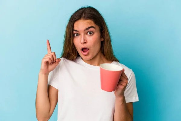 Jeune Femme Caucasienne Tenant Une Tasse Isolée Sur Fond Bleu — Photo