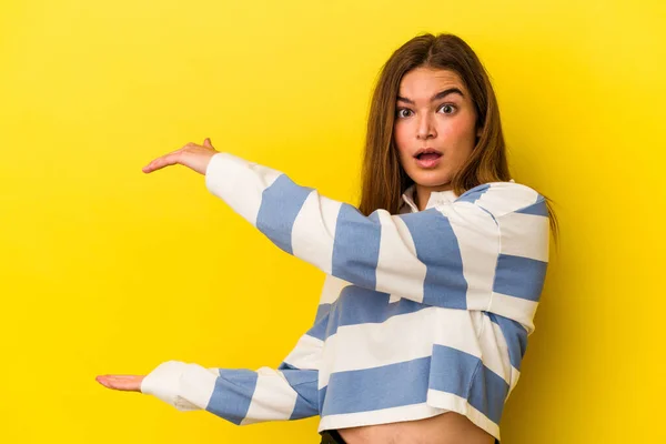 Mulher Caucasiana Jovem Isolado Fundo Amarelo Chocado Espantado Segurando Espaço — Fotografia de Stock