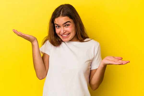 Mujer Joven Caucásica Aislada Sobre Fondo Amarillo Confundida Dudosa Hombros — Foto de Stock