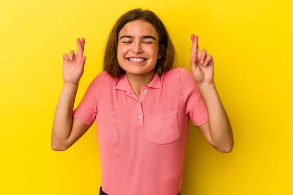 Mulher Caucasiana Jovem Isolado Fundo Amarelo Cruzando Dedos Para Ter — Fotografia de Stock