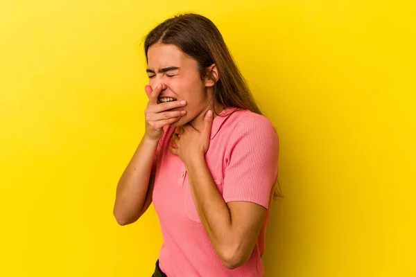 Mulher Branca Jovem Isolada Fundo Amarelo Sofre Dor Garganta Devido — Fotografia de Stock