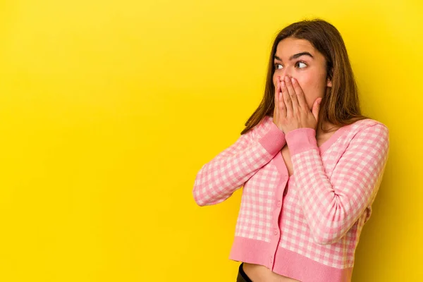 Mujer Caucásica Joven Aislada Sobre Fondo Amarillo Reflexivo Mirando Espacio —  Fotos de Stock