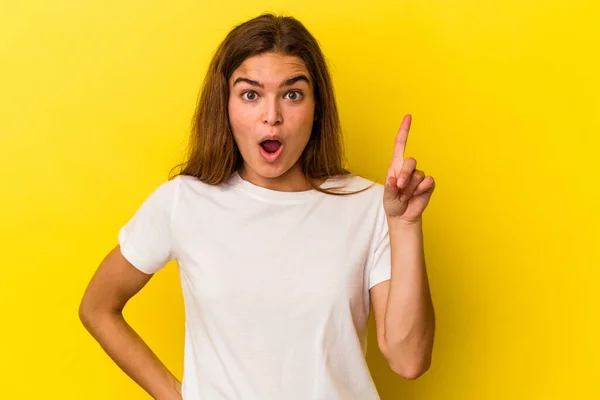 Jeune Femme Caucasienne Isolée Sur Fond Jaune Ayant Une Idée — Photo