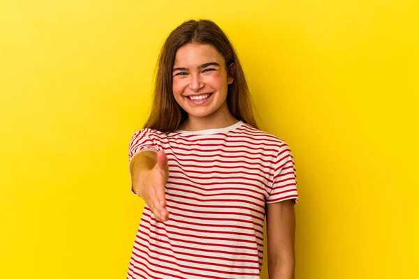 Jovem Mulher Caucasiana Isolada Fundo Amarelo Esticando Mão Câmera Gesto — Fotografia de Stock