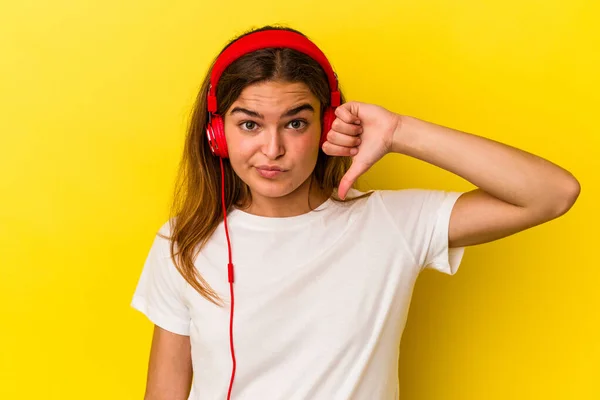 Jonge Blanke Vrouw Die Luistert Naar Muziek Geïsoleerd Gele Achtergrond — Stockfoto