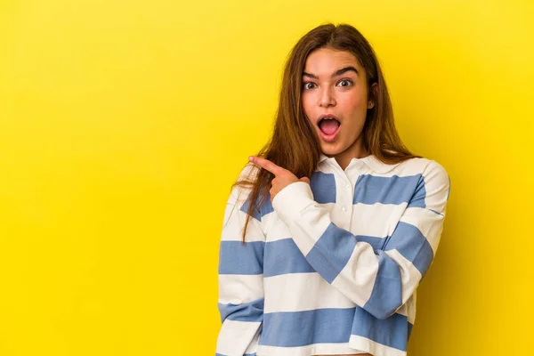 Mujer Joven Caucásica Aislada Sobre Fondo Amarillo Apuntando Hacia Lado — Foto de Stock