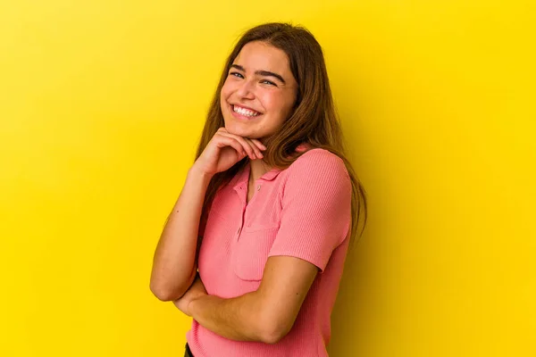 Mladá Běloška Izolovaná Žlutém Pozadí Usmívající Šťastně Sebevědomě Dotýkající Brady — Stock fotografie