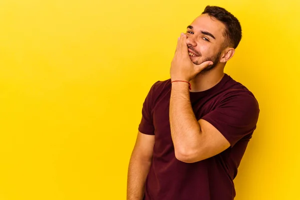 Jonge Blanke Man Geïsoleerd Gele Achtergrond Lachen Gelukkig Zorgeloos Natuurlijke — Stockfoto