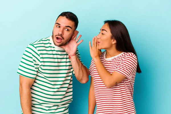 Jovem Casal Misto Isolado Fundo Azul Está Dizendo Segredo Quente — Fotografia de Stock