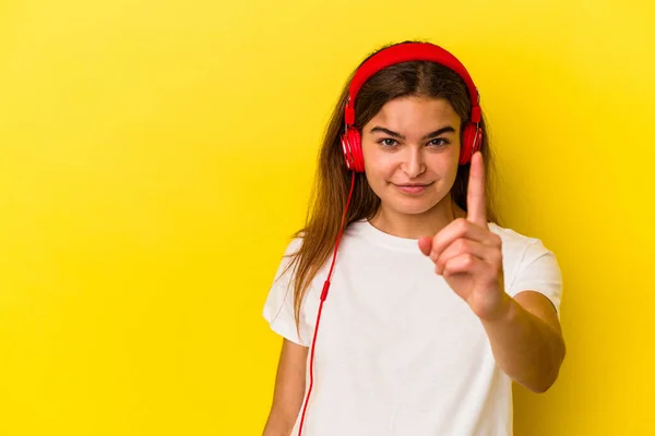 Jeune Femme Caucasienne Écoutant Musique Isolée Sur Fond Jaune Montrant — Photo