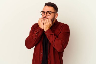 Beyaz arka planda izole edilmiş, tırnak yiyen, gergin ve endişeli genç bir beyaz adam..