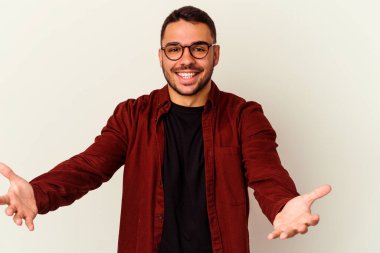 Beyaz arka planda izole edilmiş beyaz bir genç hoş bir ifade sergiliyor..