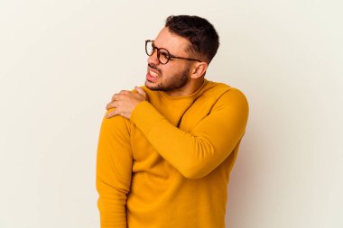 Beyaz arka planda izole edilmiş, omuz ağrısı olan genç beyaz bir adam..