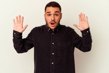 Beyaz arka planda izole genç beyaz adam bir fikri, ilham konsepti var.