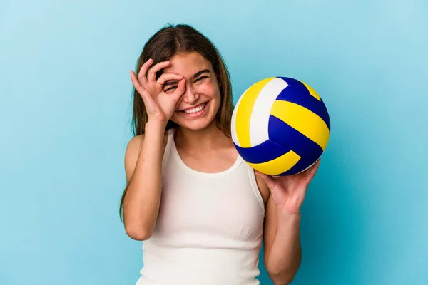 Jovem Caucasiano Mulher Jogando Vôlei Isolado Fundo Azul Animado Mantendo — Fotografia de Stock