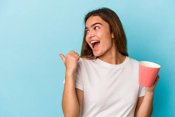 Mujer Caucásica Joven Sosteniendo Una Taza Aislada Puntos Fondo Azules — Foto de Stock