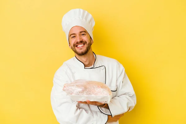 年轻的高加索厨师 拿着被黄色背景隔开的鸡 玩得很开心 — 图库照片