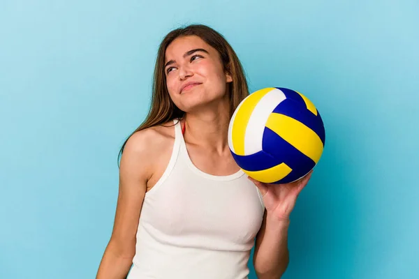 Молода Біла Жінка Грає Волейбол Ізольовано Синьому Фоні Мріє Досягти — стокове фото