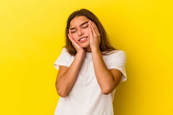 Junge Kaukasische Frau Isoliert Auf Gelbem Hintergrund Jammert Und Weint — Stockfoto