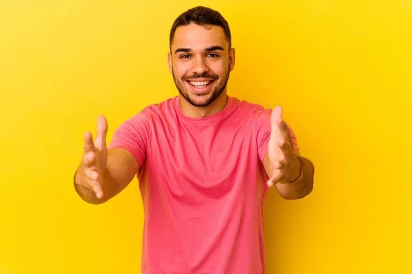 Joven Hombre Caucásico Aislado Sobre Fondo Amarillo Siente Seguro Dando —  Fotos de Stock