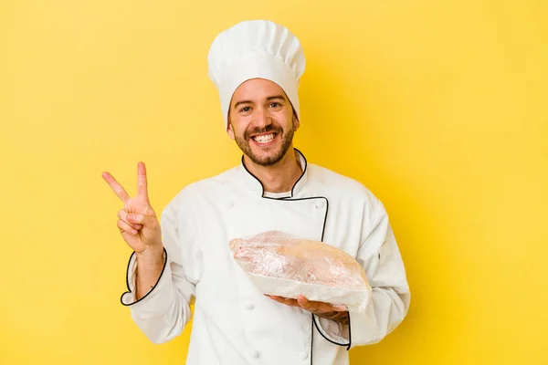 Ung Kaukasisk Kock Man Som Håller Kyckling Isolerad Gul Bakgrund — Stockfoto