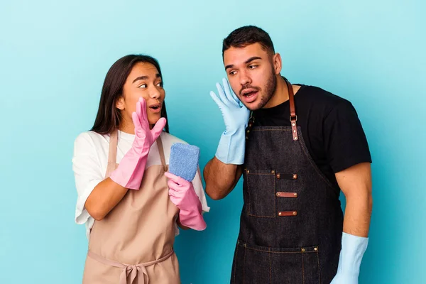 Jong Gemengd Ras Paar Schoonmaken Huis Geïsoleerd Blauwe Achtergrond Het — Stockfoto