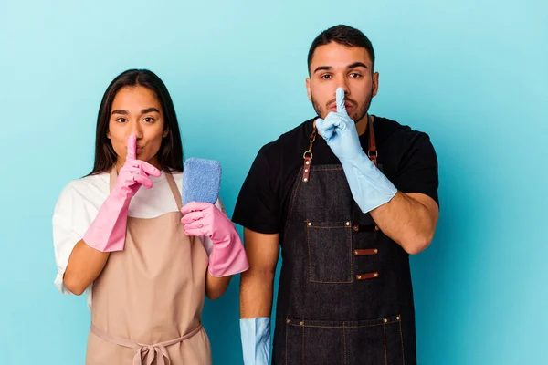 Jeune Couple Mixte Nettoyage Maison Isolé Sur Fond Bleu Garder — Photo