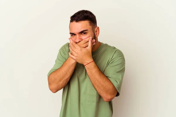 Junge Kaukasische Mann Isoliert Auf Weißem Hintergrund Bedeckt Mund Mit — Stockfoto