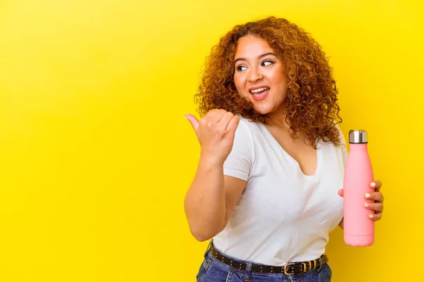 Jonge Latijnse Vrouw Met Een Thermosfles Geïsoleerd Gele Achtergrond Met — Stockfoto