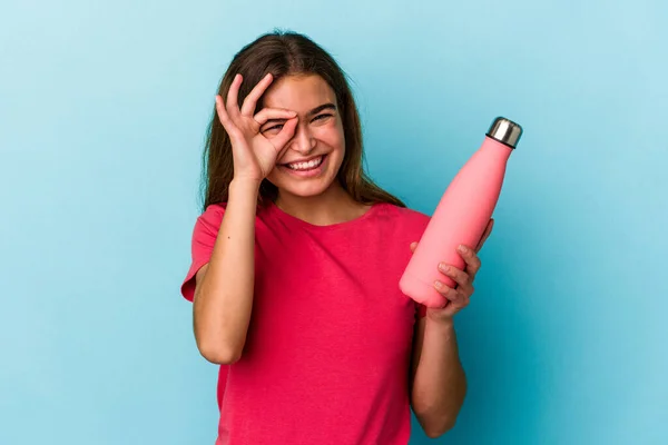 Jonge Blanke Vrouw Met Een Fles Water Geïsoleerd Blauwe Achtergrond — Stockfoto