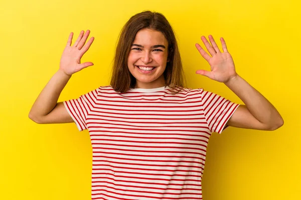 Mulher Branca Jovem Isolado Fundo Amarelo Mostrando Número Dez Com — Fotografia de Stock